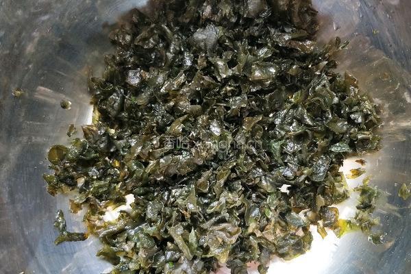 韭菜鸡蛋地皮菜素馅的做法图解1