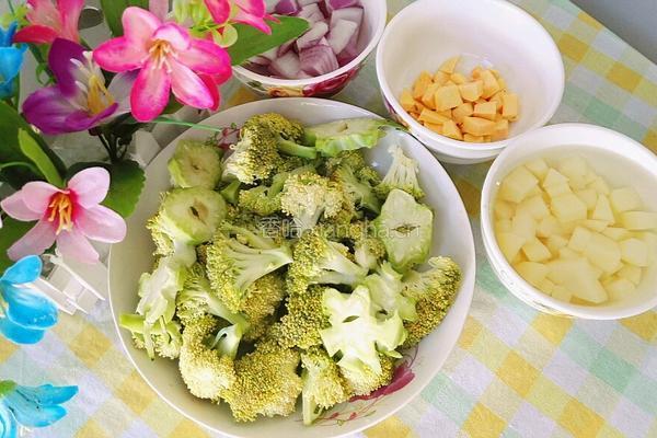 土豆地瓜炒西兰花的做法图解2