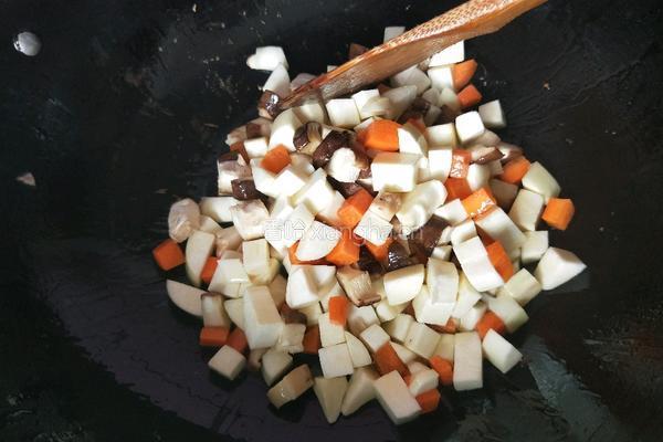 蘑菇茭白炒毛豆的做法图解5