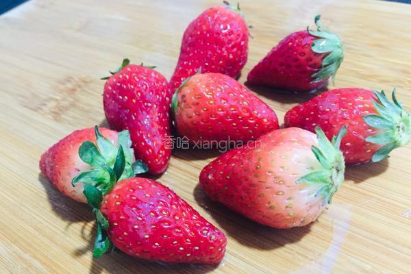 草莓奶昔的做法图解1