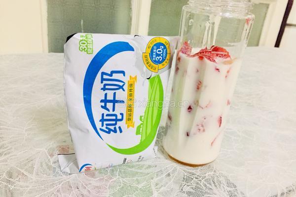草莓奶昔的做法图解3