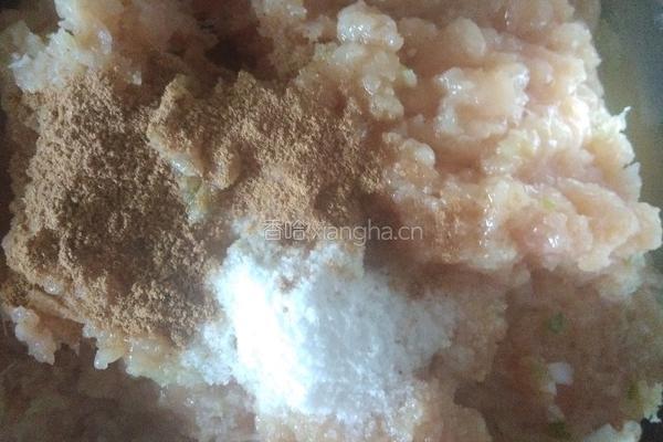 水穿鸡胸肉丸子的做法图解2