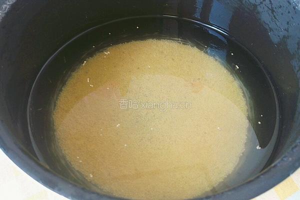 胡萝卜小米粥的做法图解2