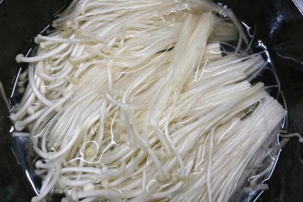 金针菇炒肉片的做法图解1