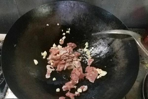 金针菇炒肉片的做法图解3