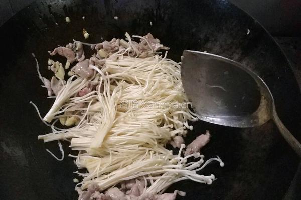 金针菇炒肉片的做法图解4