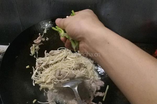 金针菇炒肉片的做法图解5