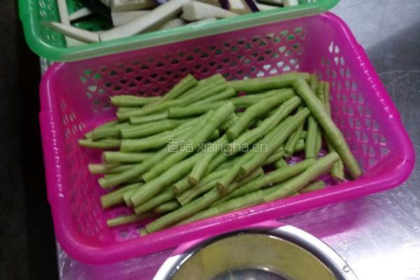 豆角炒茄子的做法图解1