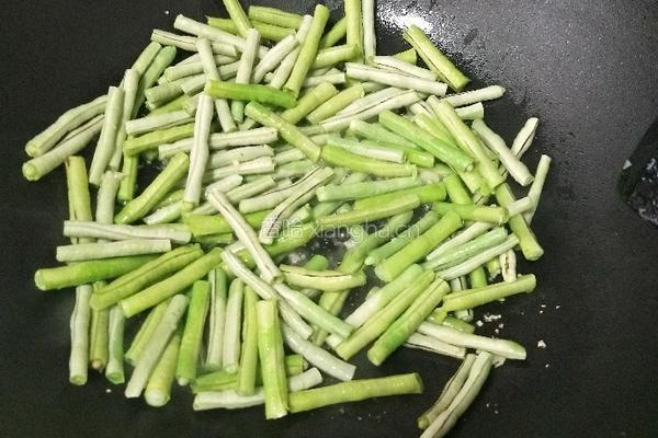 紫苏炒豆角的做法图解4