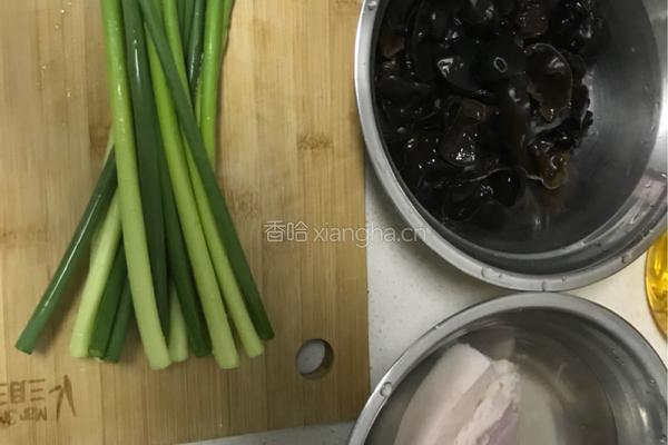 蒜苔炒肉的做法图解1