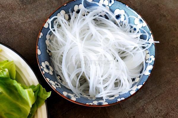 手撕包菜炒粉丝的做法图解2