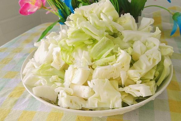 芋头炒莲花白的做法图解2
