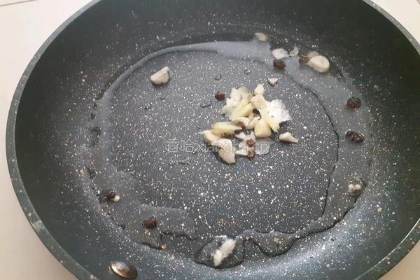 爆炒腊猪肠的做法图解3