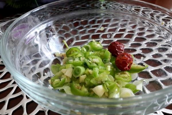 虾酱烧豆腐的做法图解2