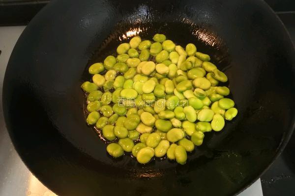 蒜苗炒蚕豆的做法图解5