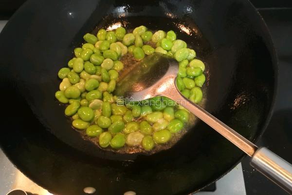 蒜苗炒蚕豆的做法图解6