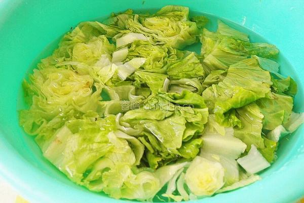 洋葱炒生菜的做法图解2