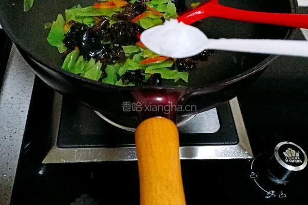 黑木耳胡萝卜炒莴笋的做法图解6