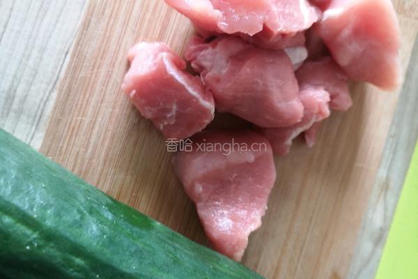 黄瓜肉丁的做法图解1