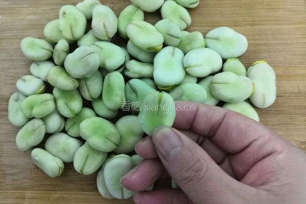 甜菜蚕豆的做法图解1