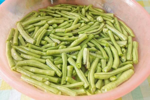 豆角炒生菜的做法图解2