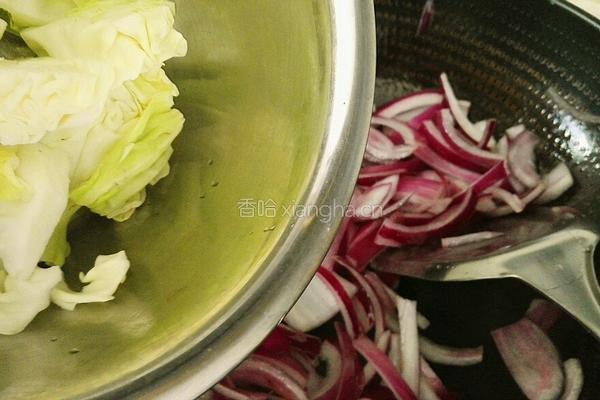 洋葱炒莲花白的做法图解6