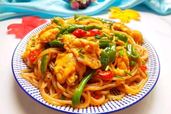 鱼香鸡蛋炒米粉的做法图解1