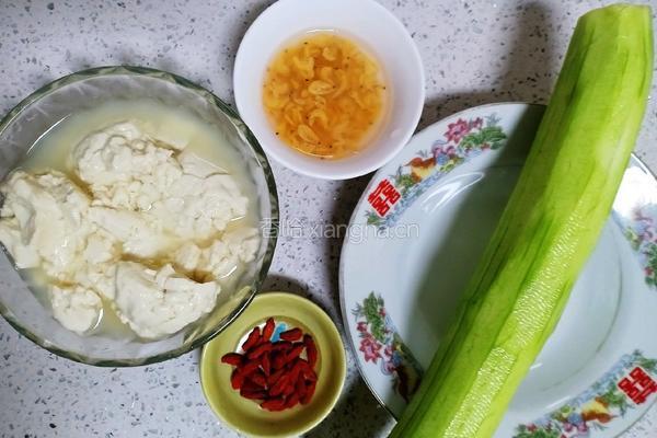 丝瓜豆腐汤的做法图解1
