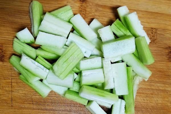 丝瓜豆腐汤的做法图解2