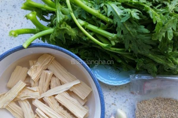 腐竹拌茼蒿的做法图解1