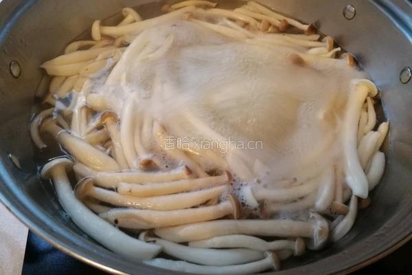 小炒蟹味菇瘦肉的做法图解2