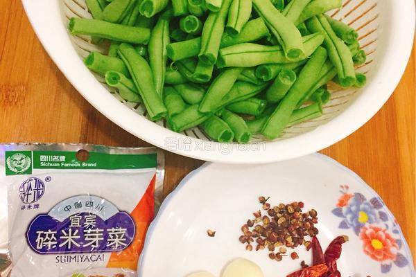 芽菜干扁四季豆的做法图解1