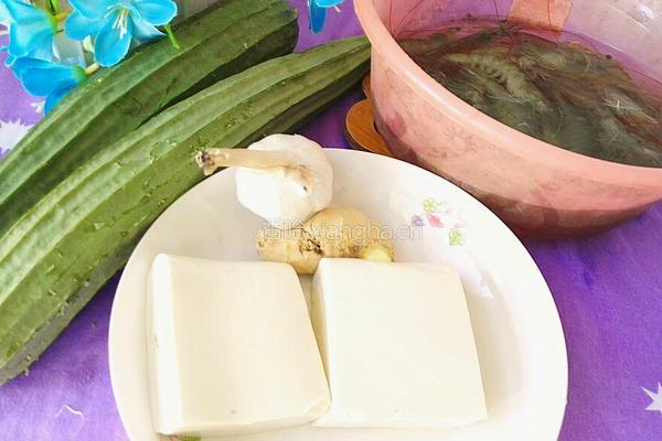 丝瓜鲜虾豆腐羹的做法图解1