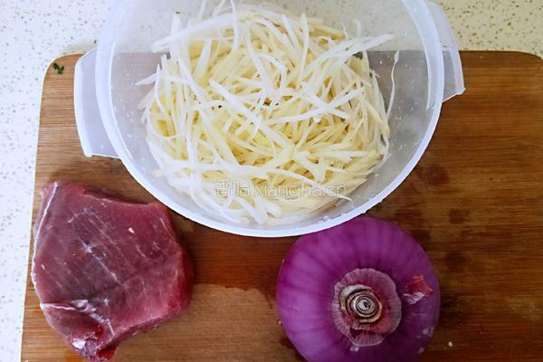 土豆洋葱炒肉的做法图解1