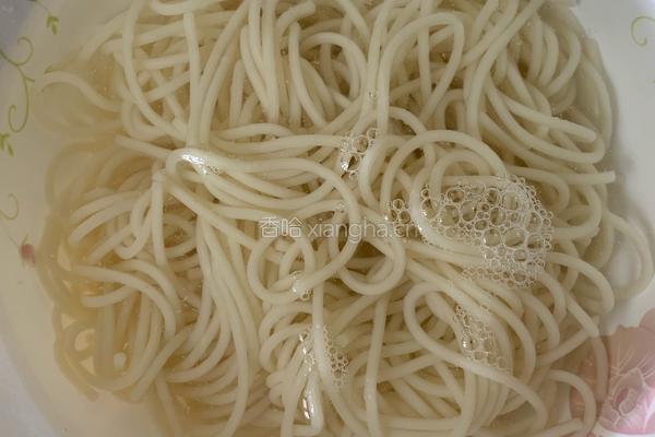 夏日虾米凉拌面的做法图解4