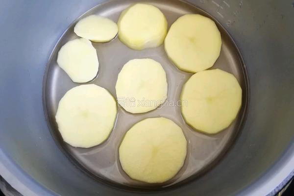 土豆泥泡澡熊 玫瑰牛奶浴的做法图解2