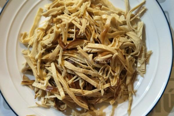凉拌洋葱豆腐皮的做法图解1