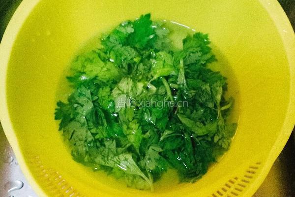 芹菜叶鸡蛋饼的做法图解1
