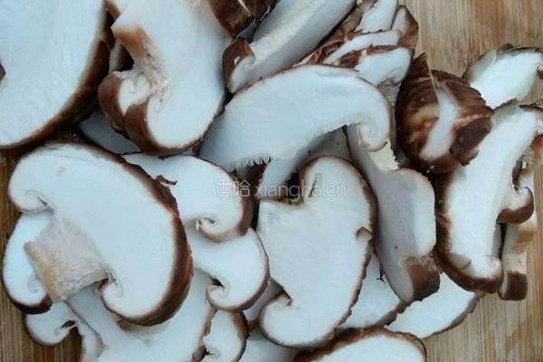 香菇炒油菜的做法图解2