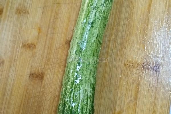黄瓜金针菇卷的做法图解1