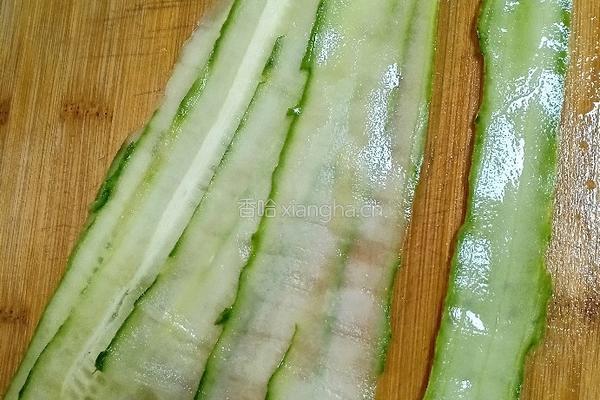 黄瓜金针菇卷的做法图解2