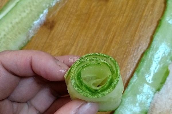 翡翠黄瓜卷的做法图解3