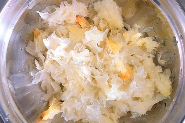 黄桃玉米银耳甜羹的做法图解3