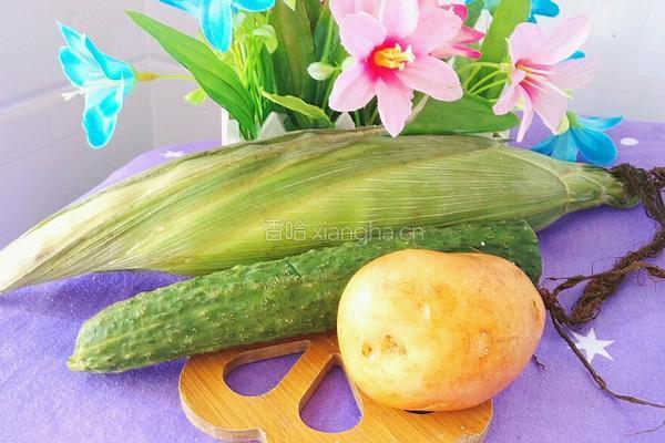 土豆黄瓜炒玉米的做法图解1