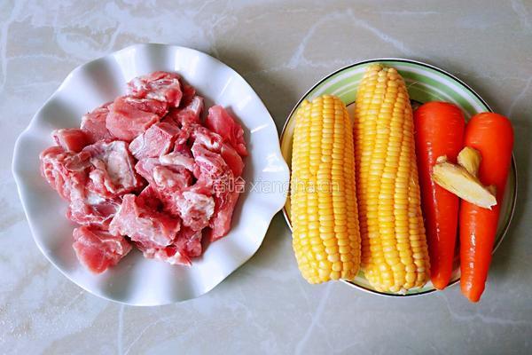 玉米胡萝卜排骨汤的做法图解1