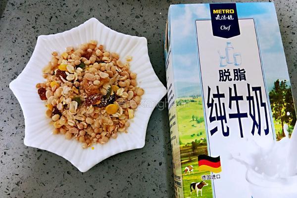 牛奶水果麦片的做法图解1