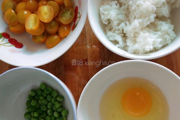 番茄豌豆炒饭的做法图解1