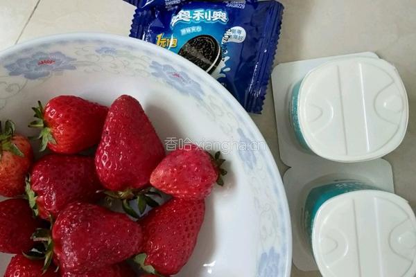 草莓奥利奥盆栽的做法图解1
