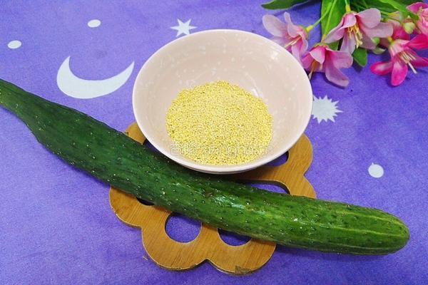 黄瓜小米粥的做法图解1