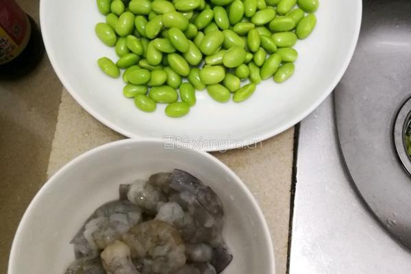 毛豆炒虾仁的做法图解1